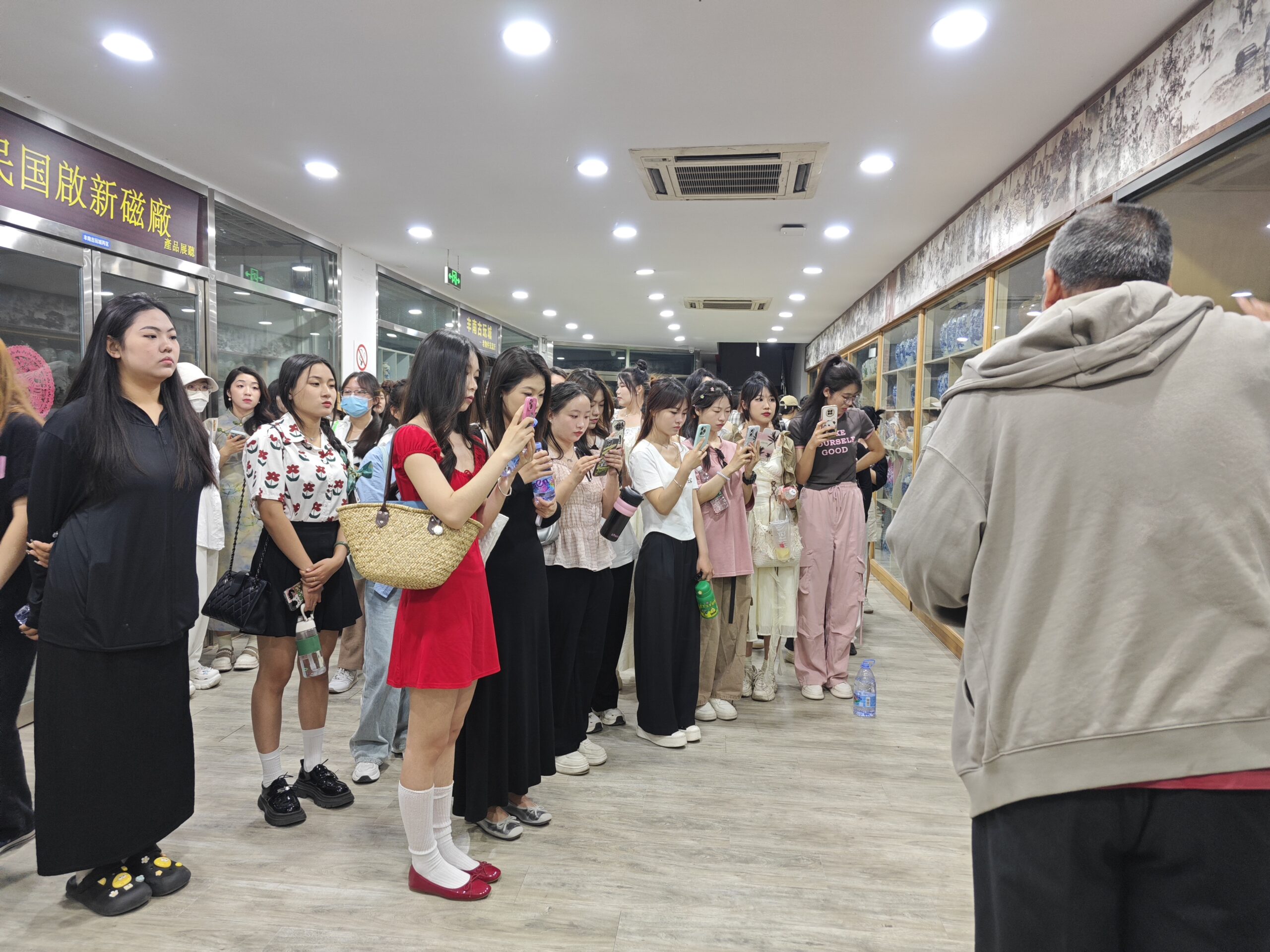 2024年5月15日下午，唐山学院师生70余人到七步楼参观-七步楼
